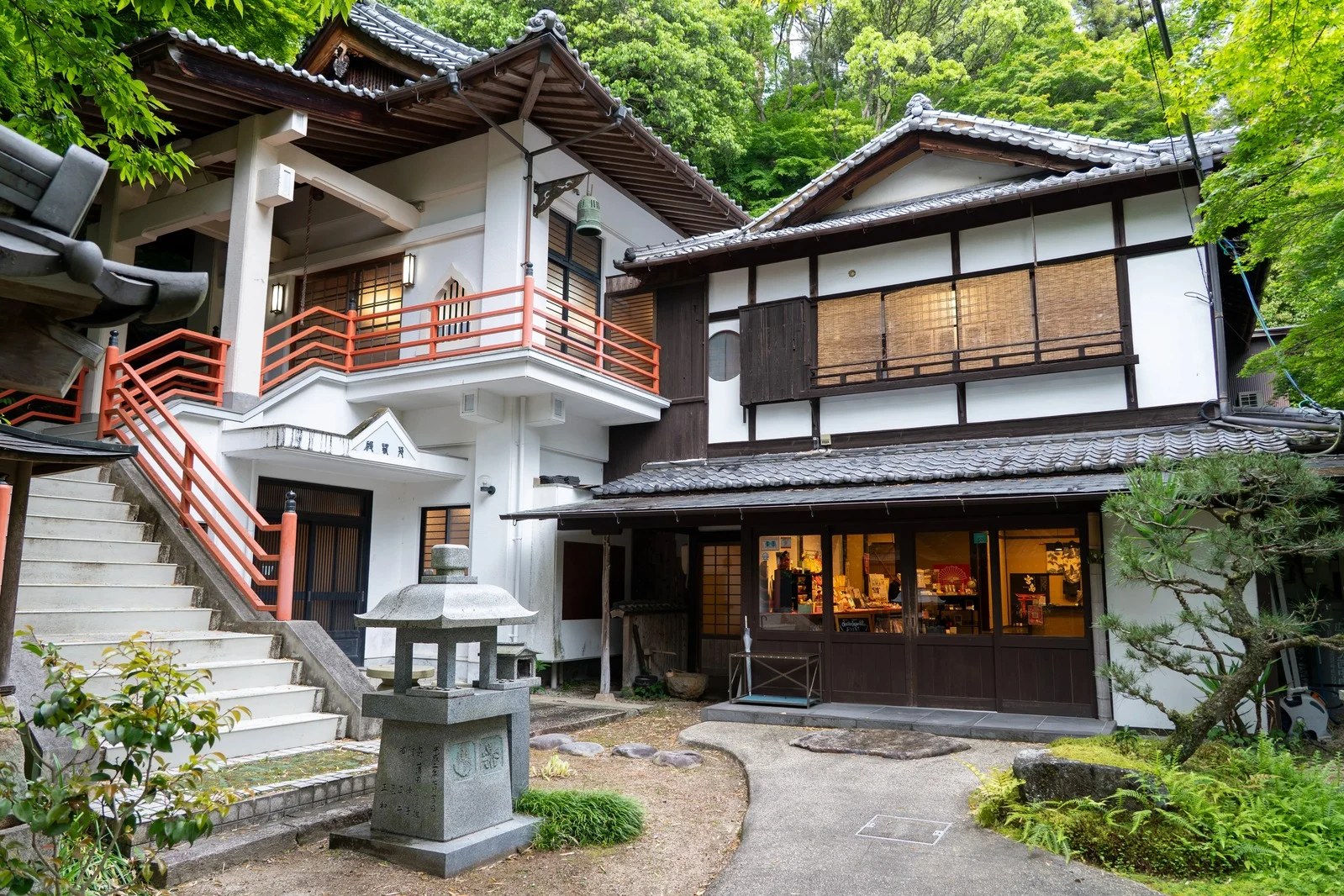 徳寿寺の境内